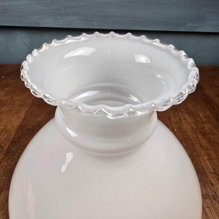 globe abat jour opaline blanche vintage, vue de profil