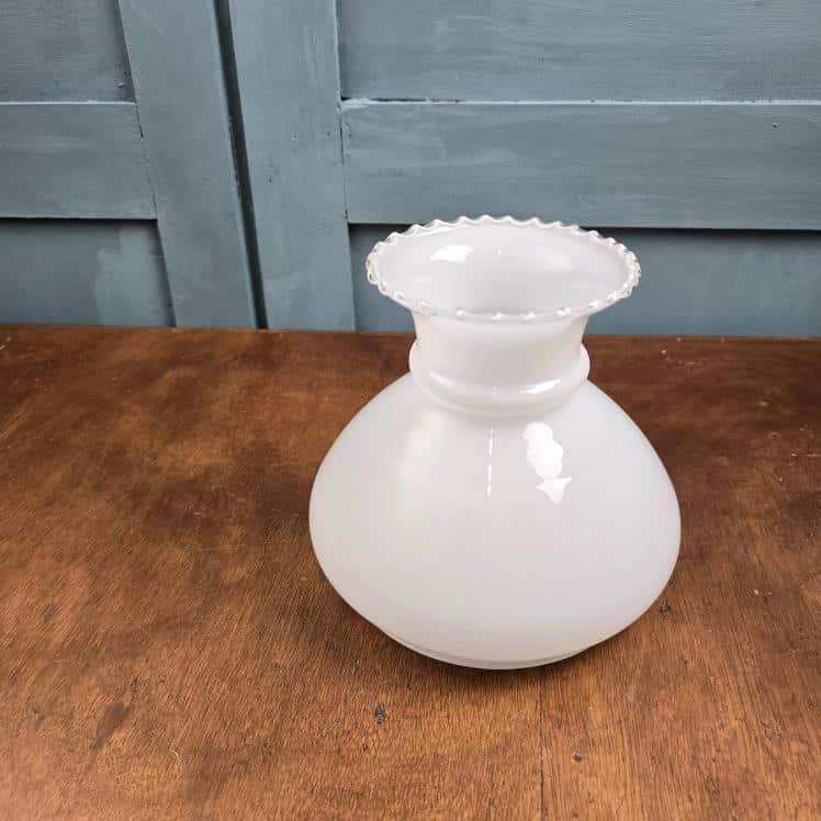 globe abat jour opaline blanche vintage sur table en bois