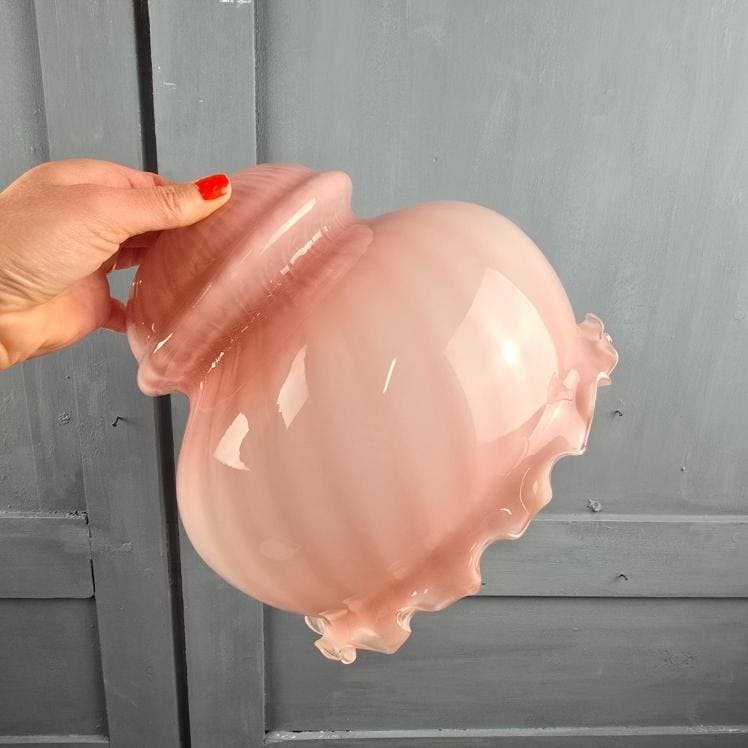 Globe vintage rose en verre opalin – prise en main et forme arrondie