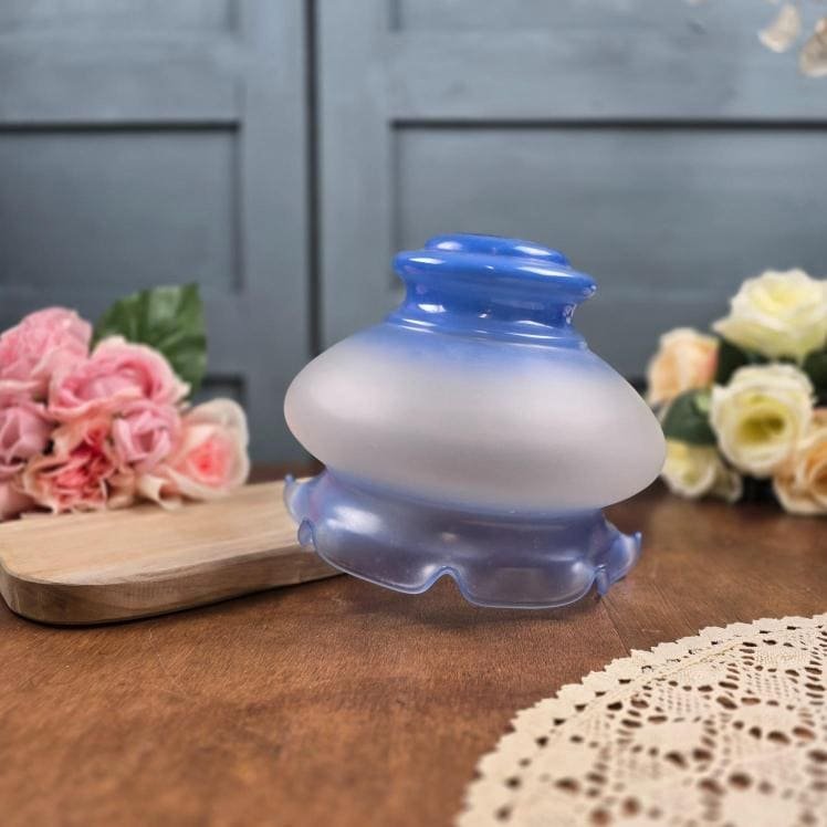 Globe abat-jour bleu givré en situation déco – ambiance douce et rétro