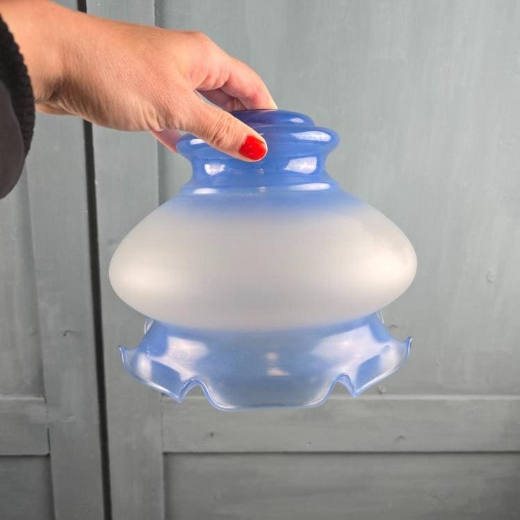 Globe ancien tenu en main – aperçu taille et forme ondulée