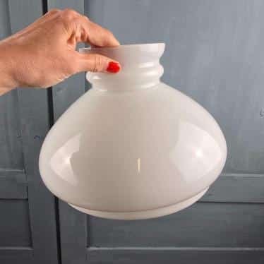 Grand globe vintage blanc en verre opale abat-jour vintage, objet en main pour échelle
