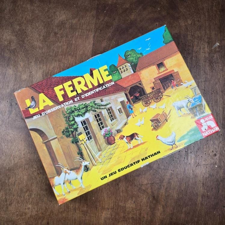 jeu éducatif vintage "La ferme", Nathan, années 70, posé sur table en bois, vue de dessus