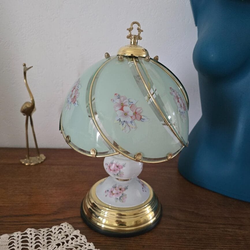 lampe vintage tactile céramique fleurie et laiton vue générale