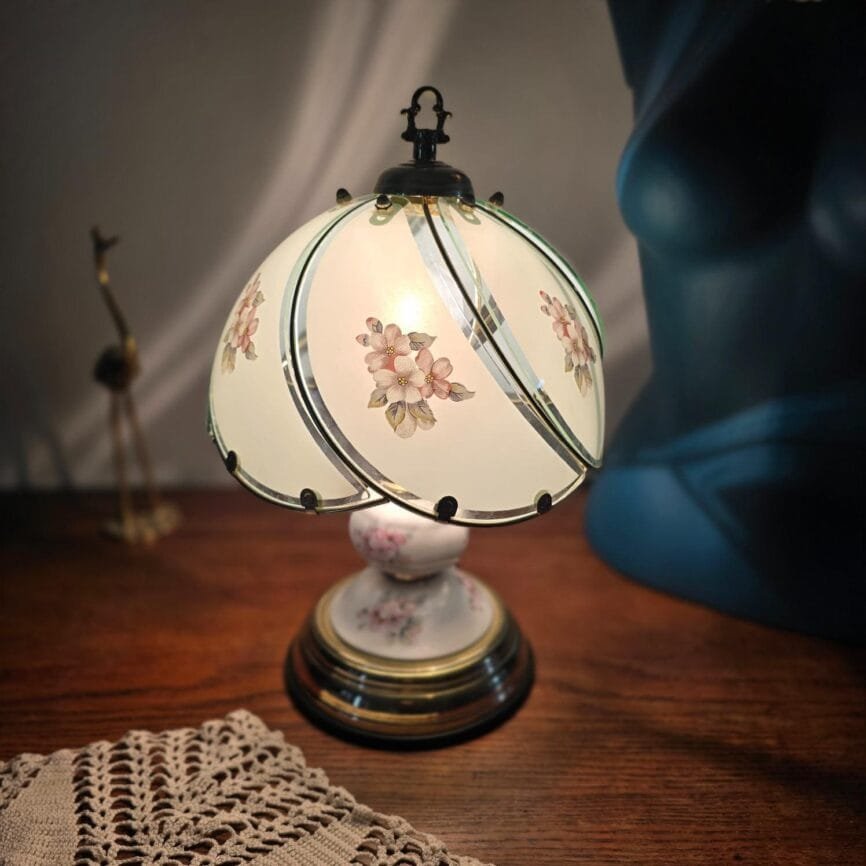 lampe allumée lumière douce abat-jour verre