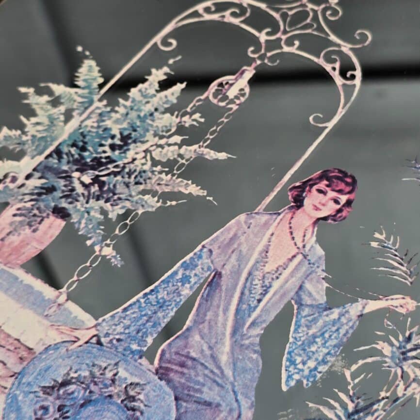 miroir sérigraphié vintage, vue rapprochée de l'élégante dans jardin, art-déco