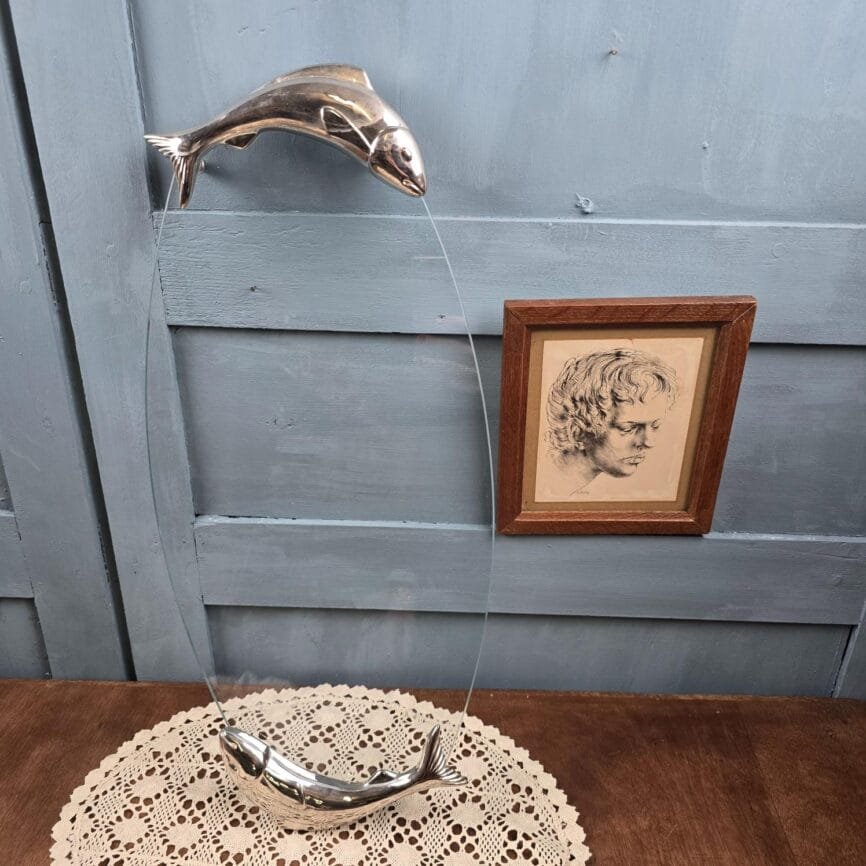 Plat de service pour poisson Silea, plateau en verre vintage avec poissons en métal sur table en bois