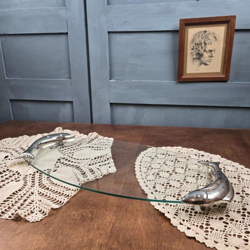 Plat de service pour poisson Silea, plateau en verre vintage avec poissons en métal posée sur table en bois