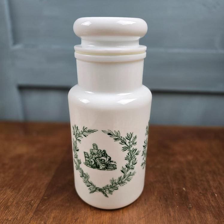 Détail décor vert sur pot apothicaire en verre opale