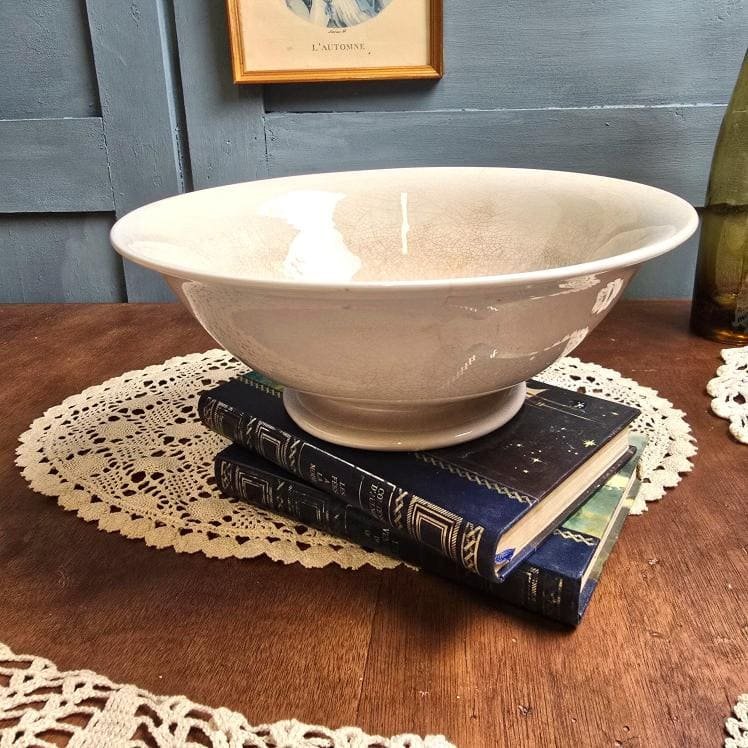 Saladier ancien en décoration posé sur livres vintage