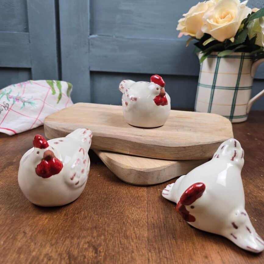 salière et poivrière avec statuette en forme de poule, Athezza, ambiance vintage