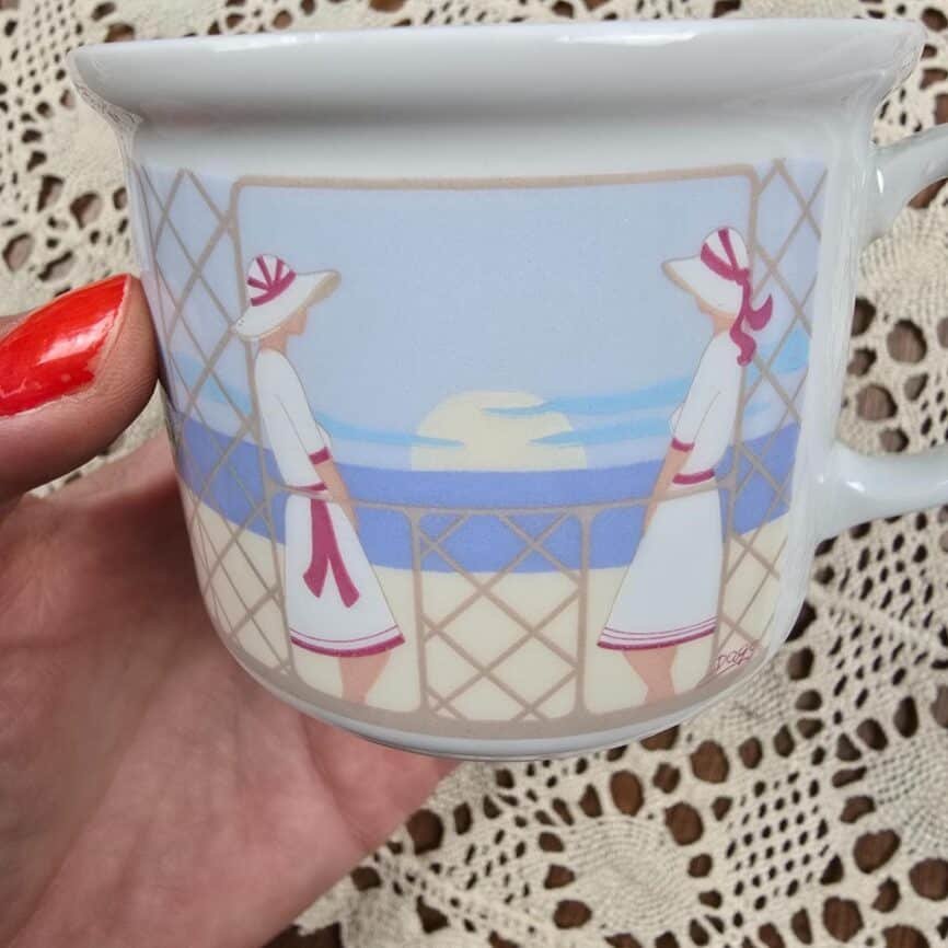 tasses west germany kronester bavaria decor bord mer vintage tenu en main avec vue rapprochée sur le motif