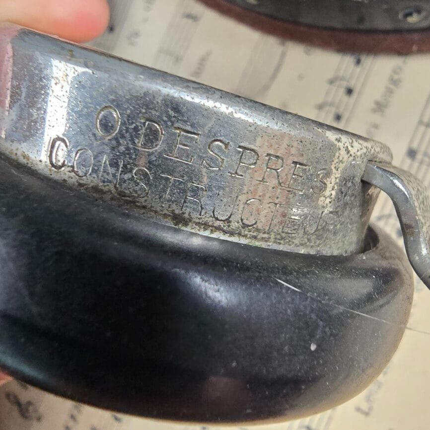 Détail combiné téléphone bakélite noire ancienne inscription métal O Després