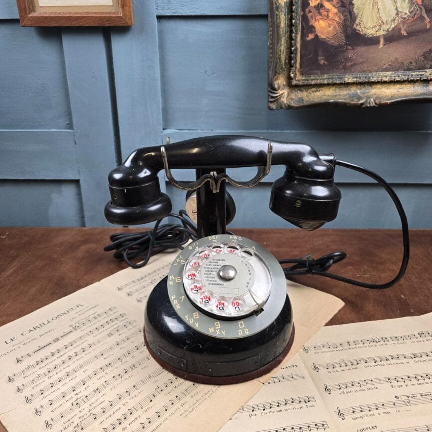 Vue téléphone ancien complet bakélite noire cadran rotatif