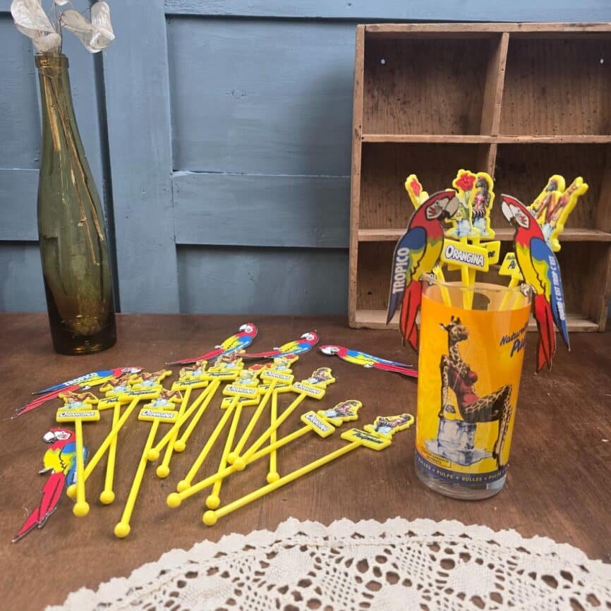 touillettes orangina tropico vintage pub bistro sur table en bois et dns verre Orangina