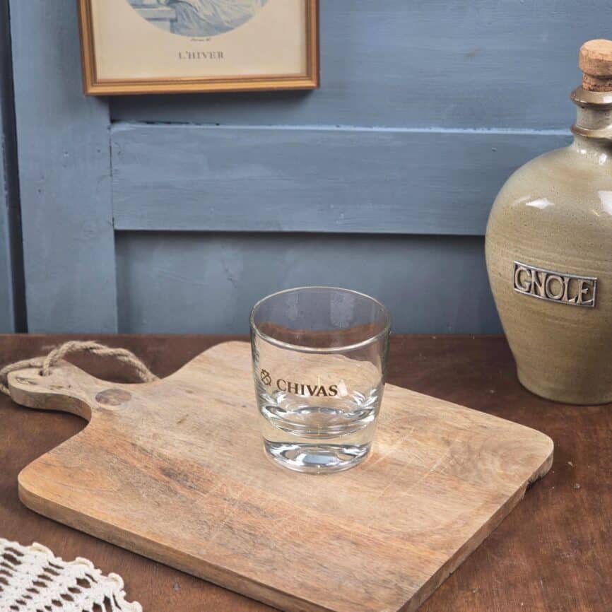 verre whisky chivas aperitif bistro ambiance vintage