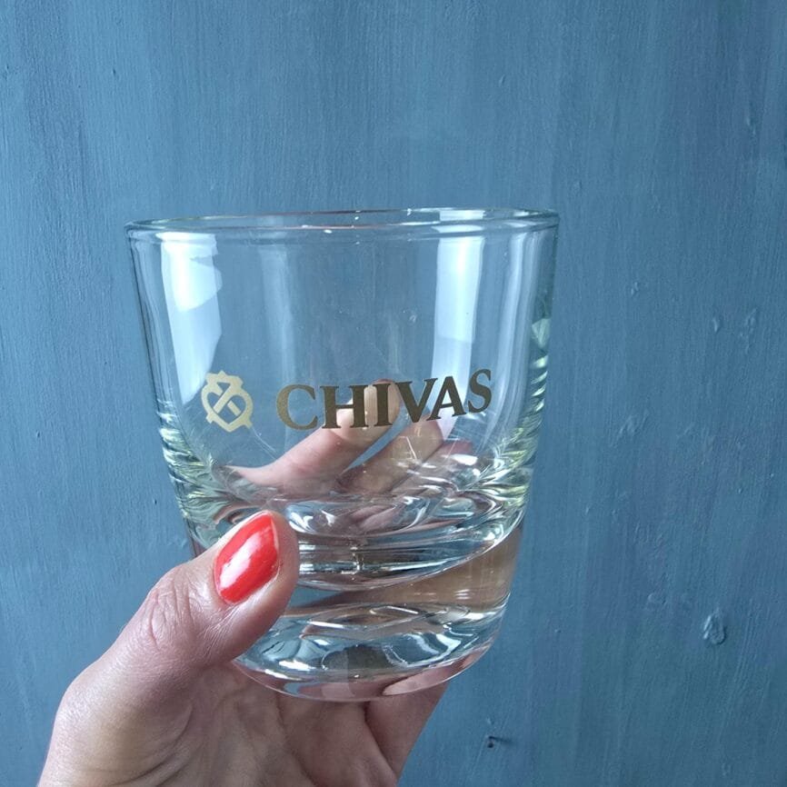 verre whisky chivas vintage aperitif bistro tenu en main pour donner l’échelle
