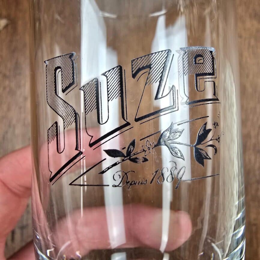verres suze vintage bistrot pub vue rapproché du logo