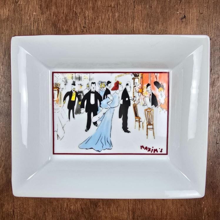 vide poche maxim paris porcelaine bistro décoré d’une scène emblématique de la vie parisienne élégante.
