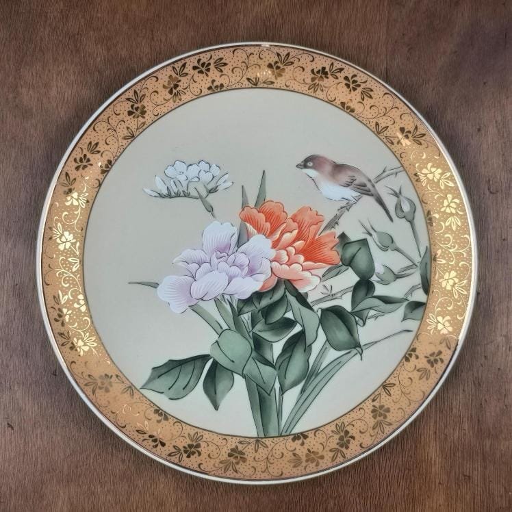 Assiette décorative japonaise vintage – Fleurs & oiseau – Reflets dorés sur table en bois