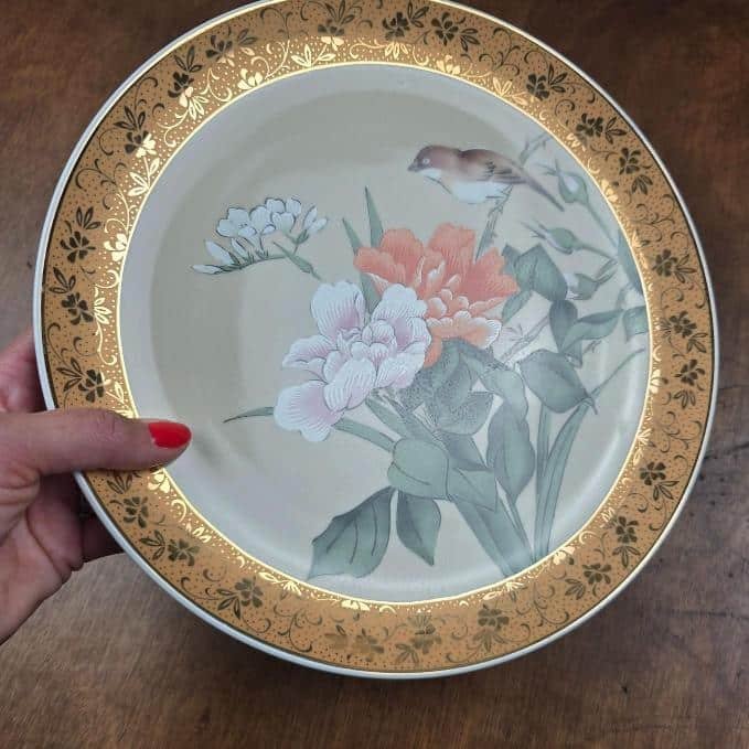 Assiette décorative japonaise vintage, tenue en main pour montrer les reflets dorés