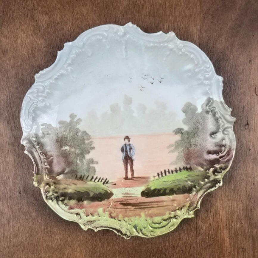 Assiette décorative ancienne Limoges – Scène champêtre peinte main, sur table en bois, vue de dessus