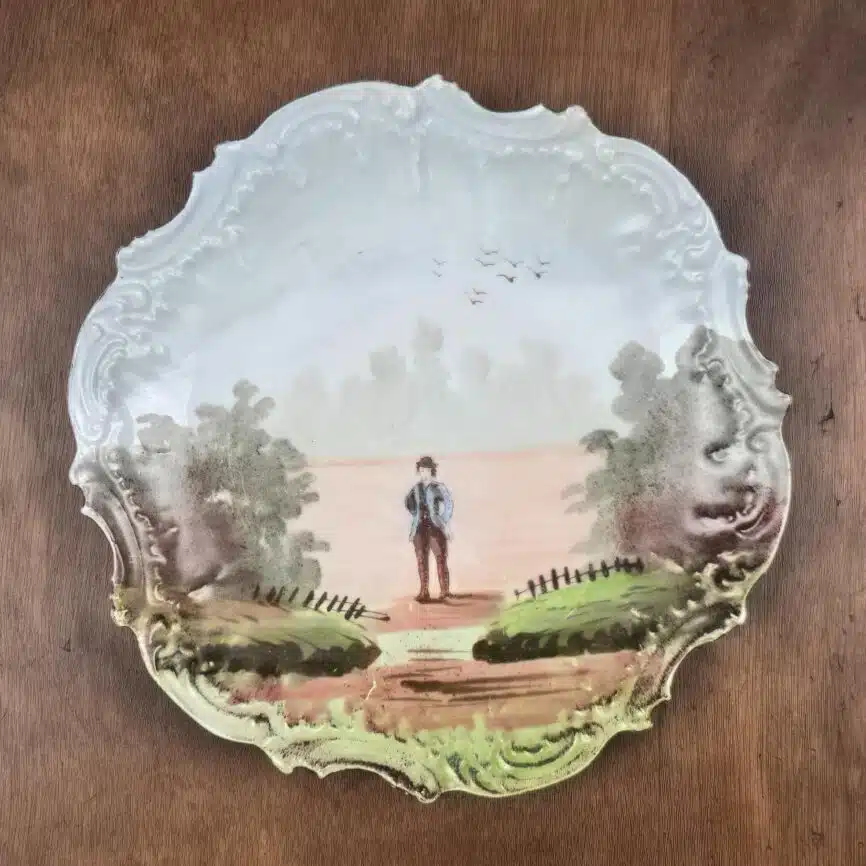 Assiette décorative ancienne Limoges – Scène champêtre peinte main, sur table en bois, vue de dessus