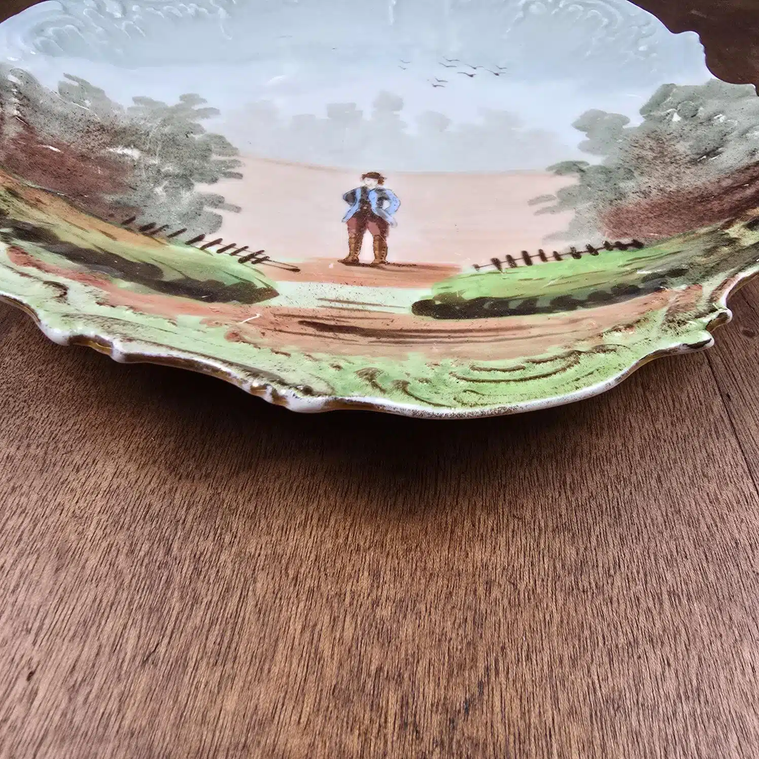 Assiette décorative ancienne Limoges – Scène champêtre peinte main, vue de profil