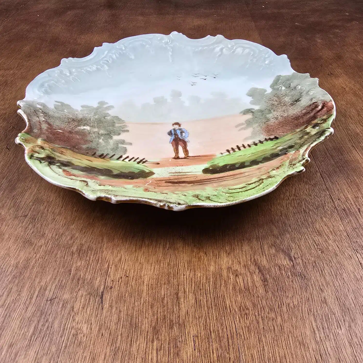 Assiette décorative ancienne Limoges – Scène champêtre peinte main vue de trois quart