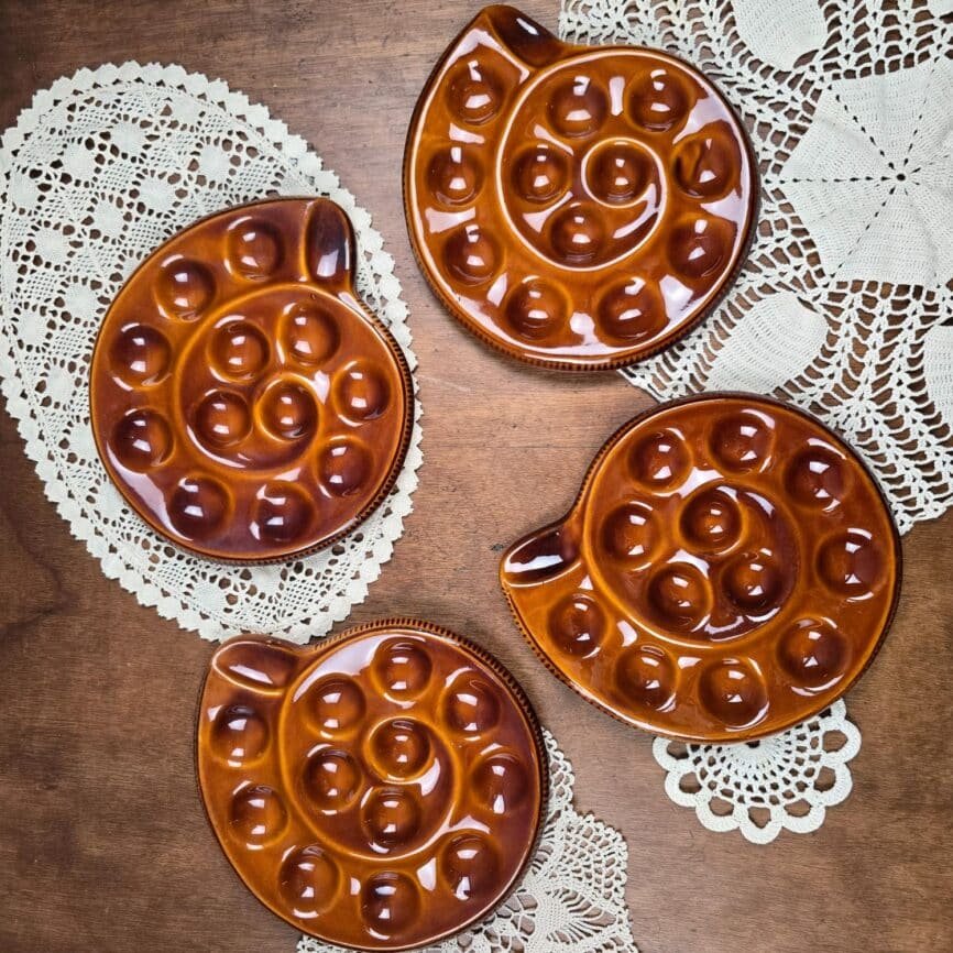 Lot de 4 assiettes à escargot st Clément en céramique vintage couleur caramel, posé sur table en bois et napperon