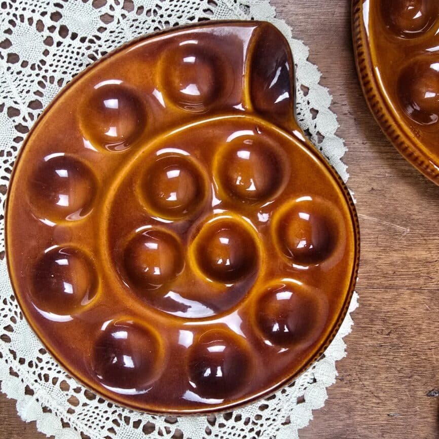assiettes escargot st Clément en céramique vintage couleur caramel, 12 compartiments