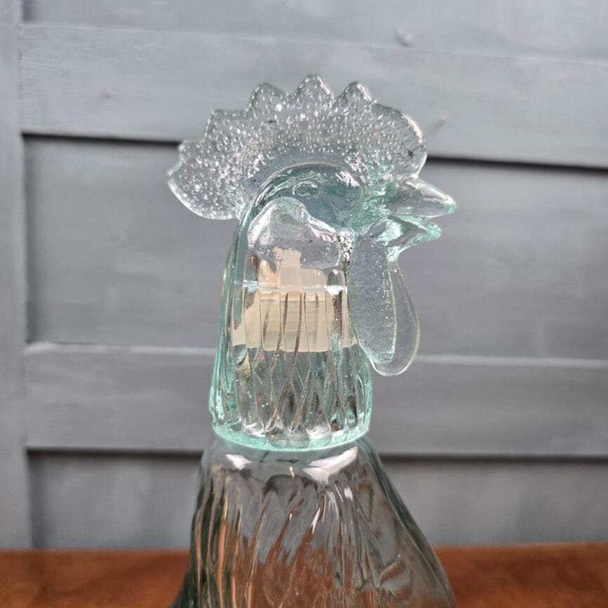 Bouteille coq en verre vintage vert bleuté, zoom sur le bouchon en forme de tête de coq
