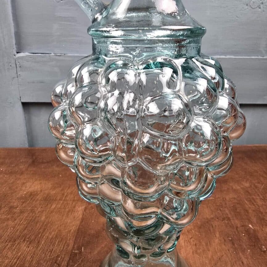 Bouteille raisin verre vintage – Carafe ou soliflore vert bleuté, zoom sur le verre en forme de grappe