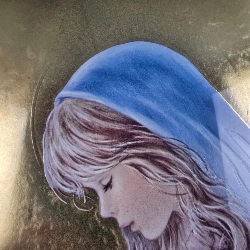 Cadre vintage Vierge à l’enfant sur feuille d’or, vue rapprochée du visage de la vierge