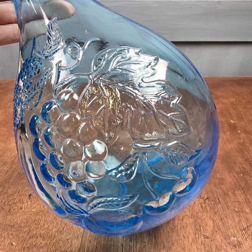 Carafe vintage italienne bleu aqua «Jus de Fruits», zoom sur le relief de la grappe de raisin sur le verre