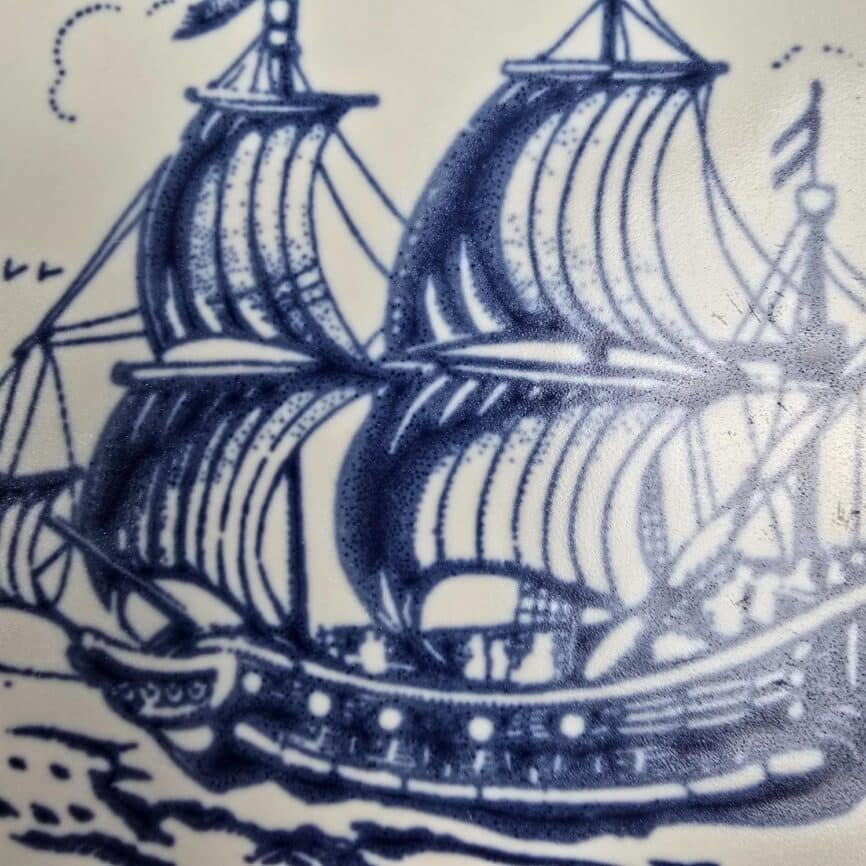 Carreau ancien Royal Mosa Holland – Voilier bleu Delft, zoom sur le décor