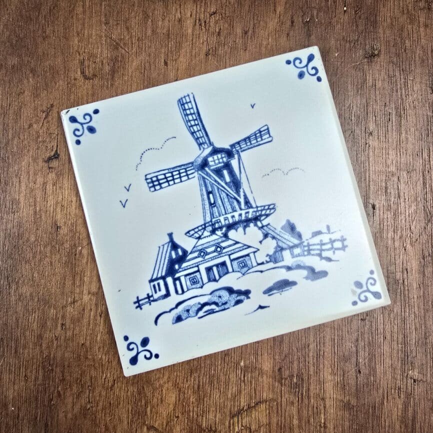 Carreau ancien Royal Mosa Holland – Décor moulin bleu Delft sur table en bois