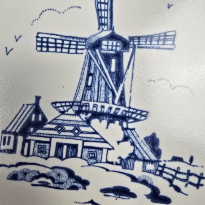 Carreau ancien Royal Mosa Holland – Décor moulin bleu Delft zoom sur le décor