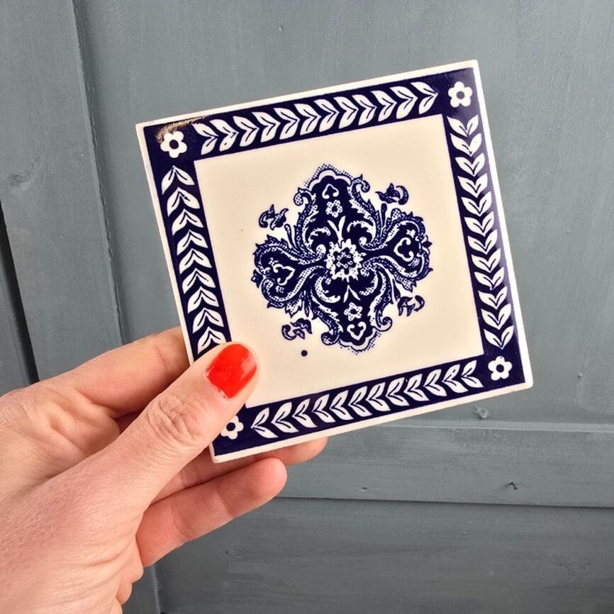 Carreau ancien GIEN 11x11 cm – Faïence bleu blanc décor vintage, tenue en main