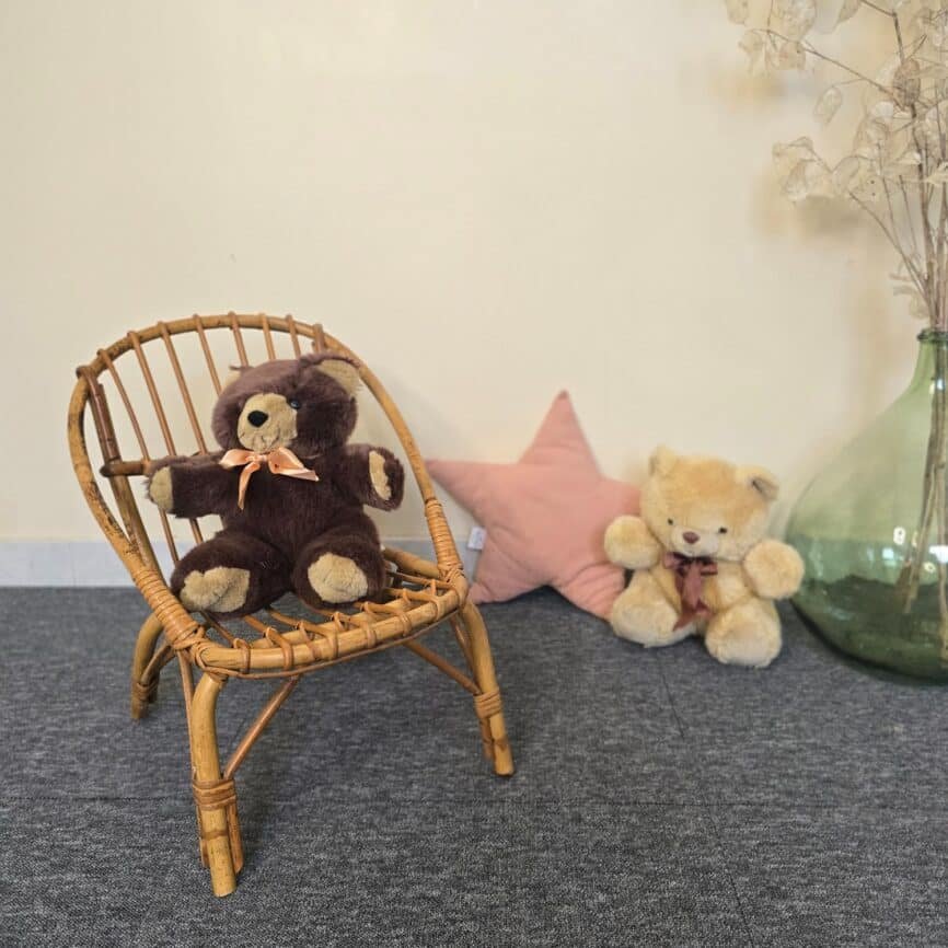 Chaise enfant vintage en rotin années 70, ambiance bohème avec nounours brun et beige