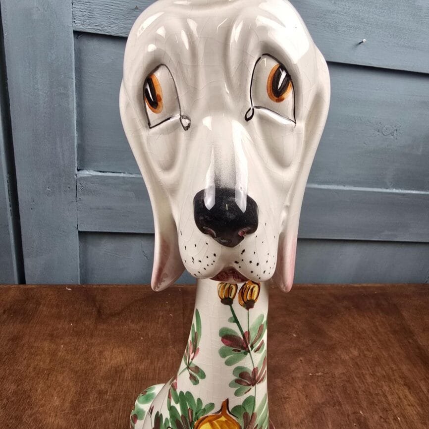 Adorable grand chien kitsch italien en céramique, zoom sur les grands yeux attendrissant