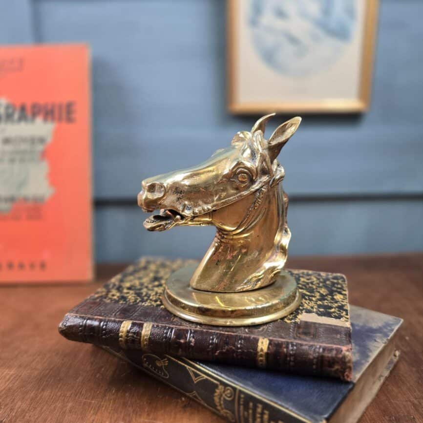 Encrier ancien tête de cheval en laiton, vue de profil dans ambiance vintage