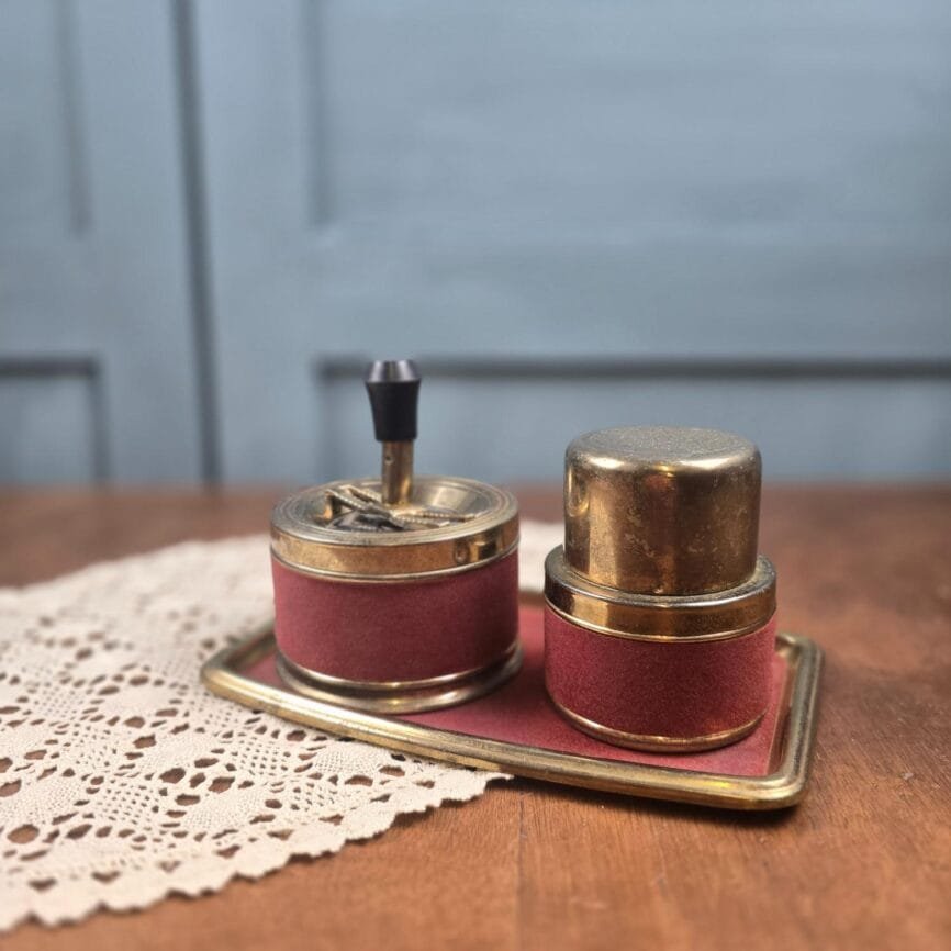 Ensemble fumeur vintage feutrine rouge & métal doré – Plateau, cendrier et pot sur table en bois et napperon