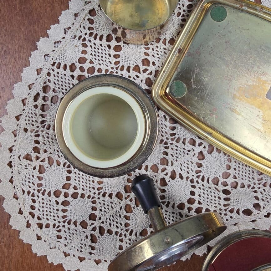 Ensemble fumeur vintage feutrine rouge & métal doré – vue intérieur du pot