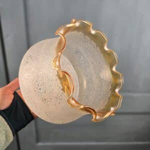 Globe abat-jour vintage verre givré ambré festonné rétro, vue de trois quart