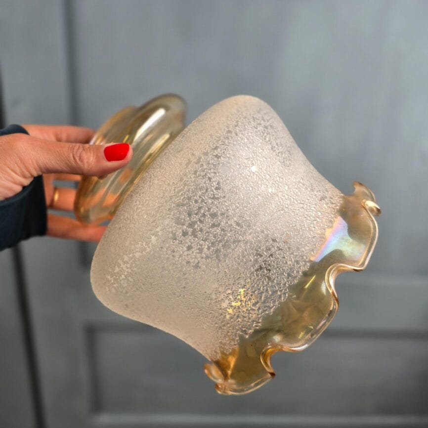 Globe abat-jour vintage verre givré ambré festonné rétro, vue de profil