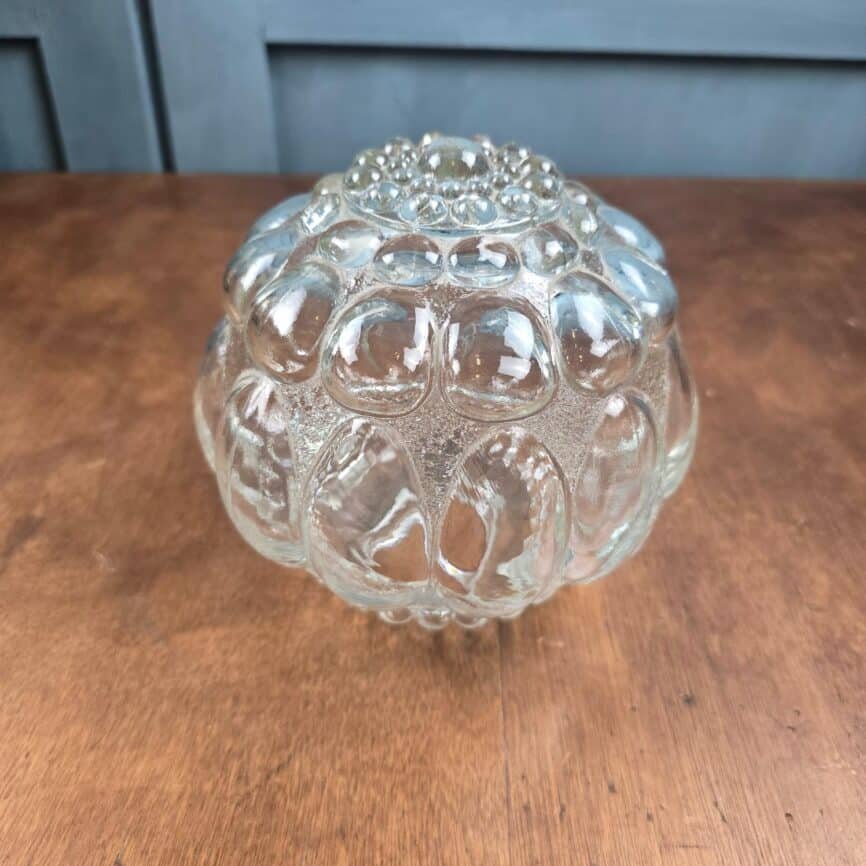 Globe vintage transparent à bulles – Verre moulé texturé – Petit modèle rétro posé sur table en bois