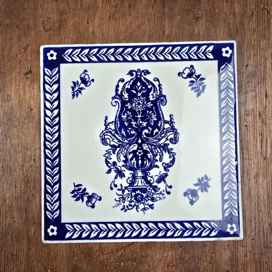 grand carreau gien ancien faience bleu blanc vintage, vue de dessus sur table en bois