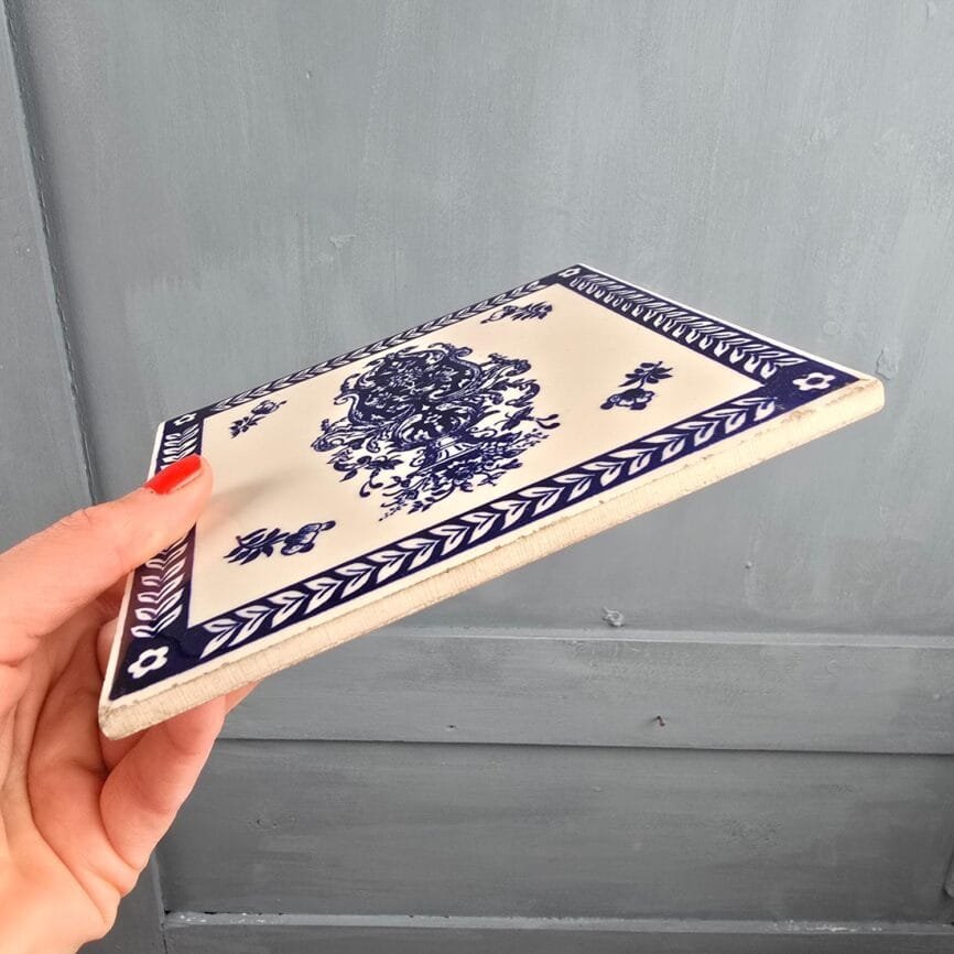 grand carreau gien ancien faience bleu blanc vintage tenue en main de profil