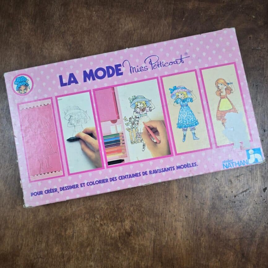 Jeu vintage La Mode Miss Petticoat Nathan – Atelier dessin années 80, posé sur table en bois